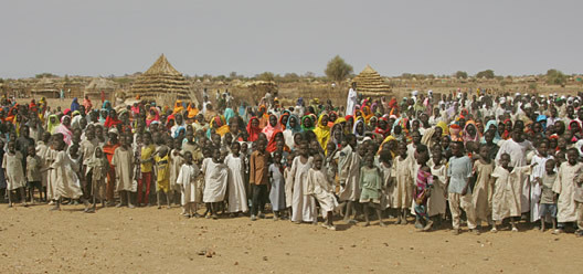 crowd_refugees_menawashi_darfur_steidle