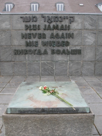 dachau_never_again